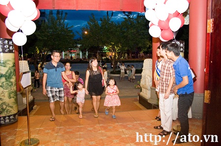 Đ&oacute;n kh&aacute;ch